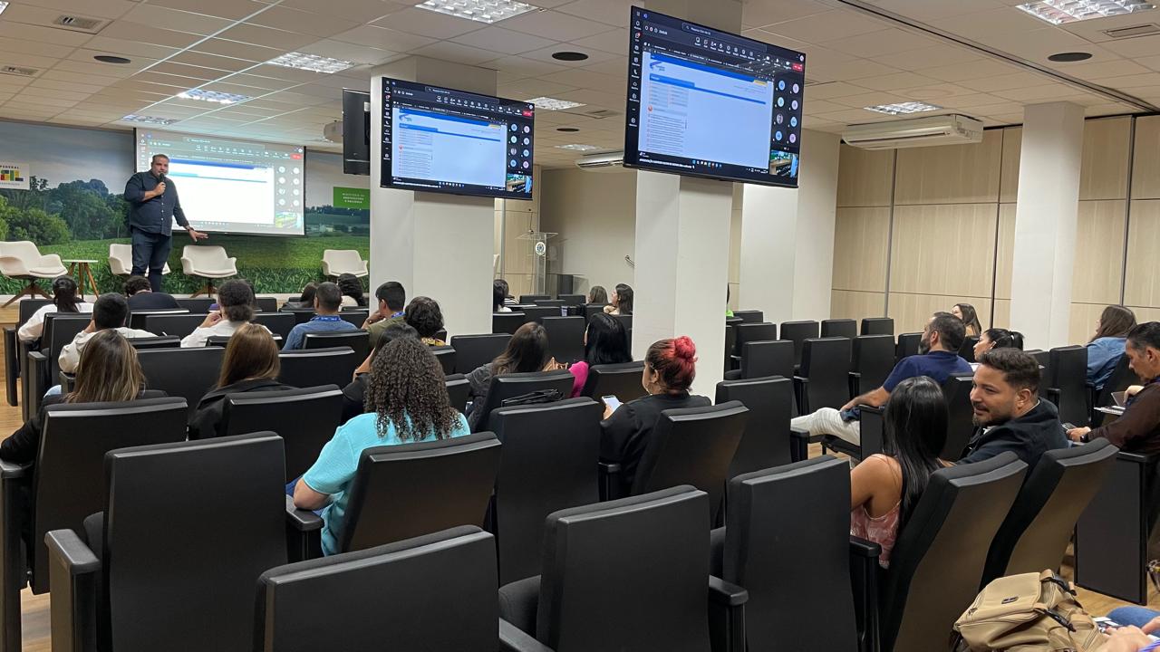 Equipe do Instituto INAG em reunião de trabalho