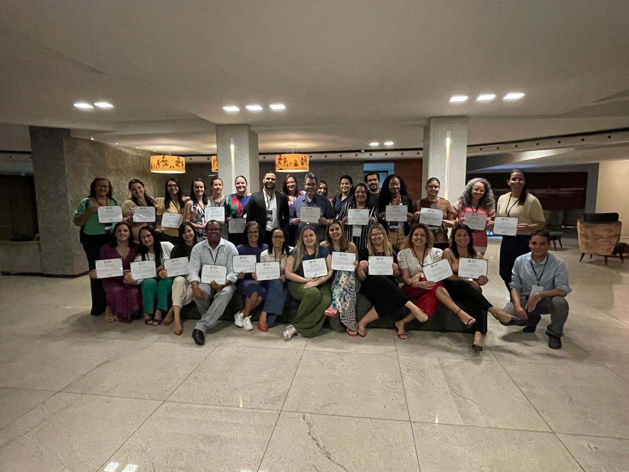 Turma do INAG recebendo certificados de conclusão
